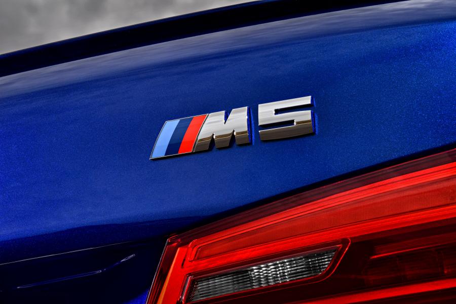 Логотип BMW M5 (F90) 2018 года  (WW) (фото 37 из 59)